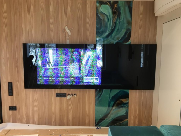 Телевизор встроенный за зеркало (EE MEDIA)