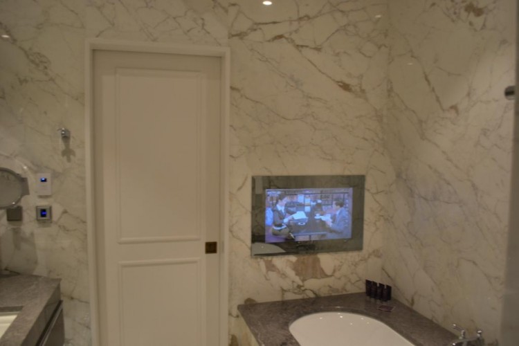 Телевизор встроенный за зеркало (EE MEDIA)